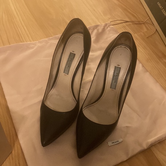 Prada Capretto Basic Cipria in black with dust bag, box, and spare heel lifts - Picture 2 of 12